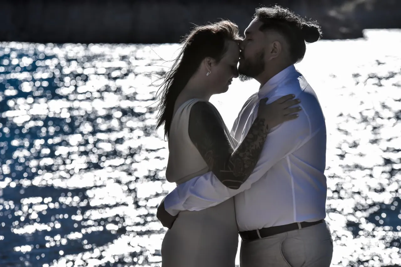 Candelaria y Roman abrazados